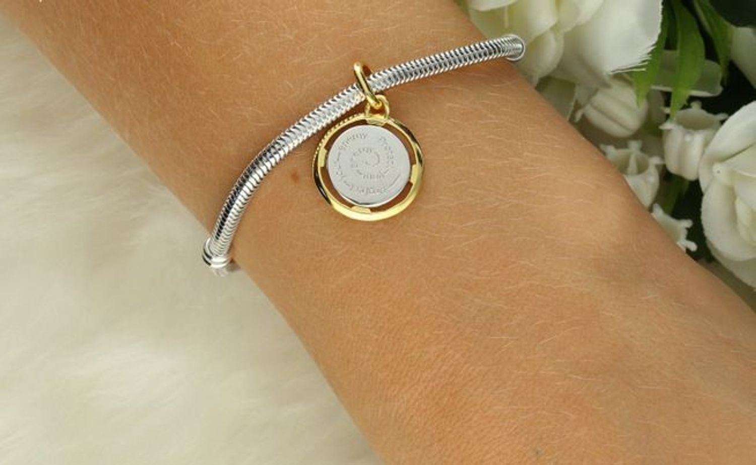 Srebrny charms pozłacany Ag 925 z motywem pszczoły i grawerem „Protect your energy”. Model DIA-CHA-IM0540525CH-925 – biżuteria z przesłaniem, idealna do bransoletki lub naszyjnika.2.jpg