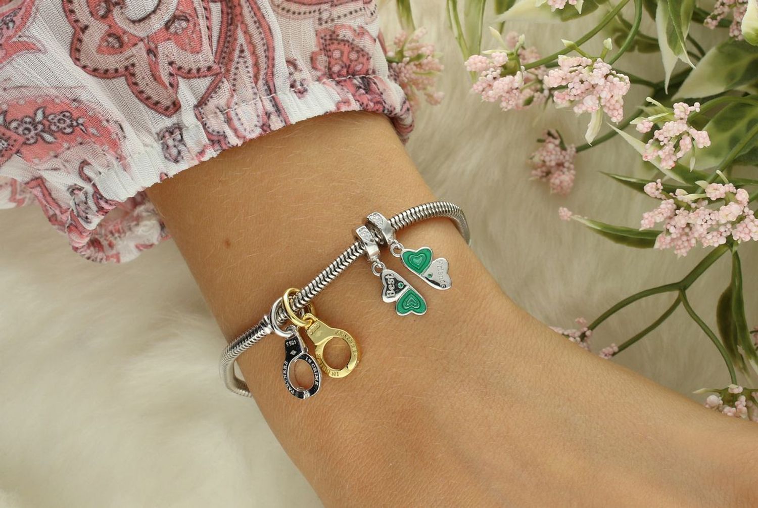 Charms kajdanki z grawerem „Partners in crime”, wykonany ze srebra próby 925 z elementami złoconymi. Idealny dla par lub przyjaciółek. Symbol lojalności i wspólnej przygody.1.jpg