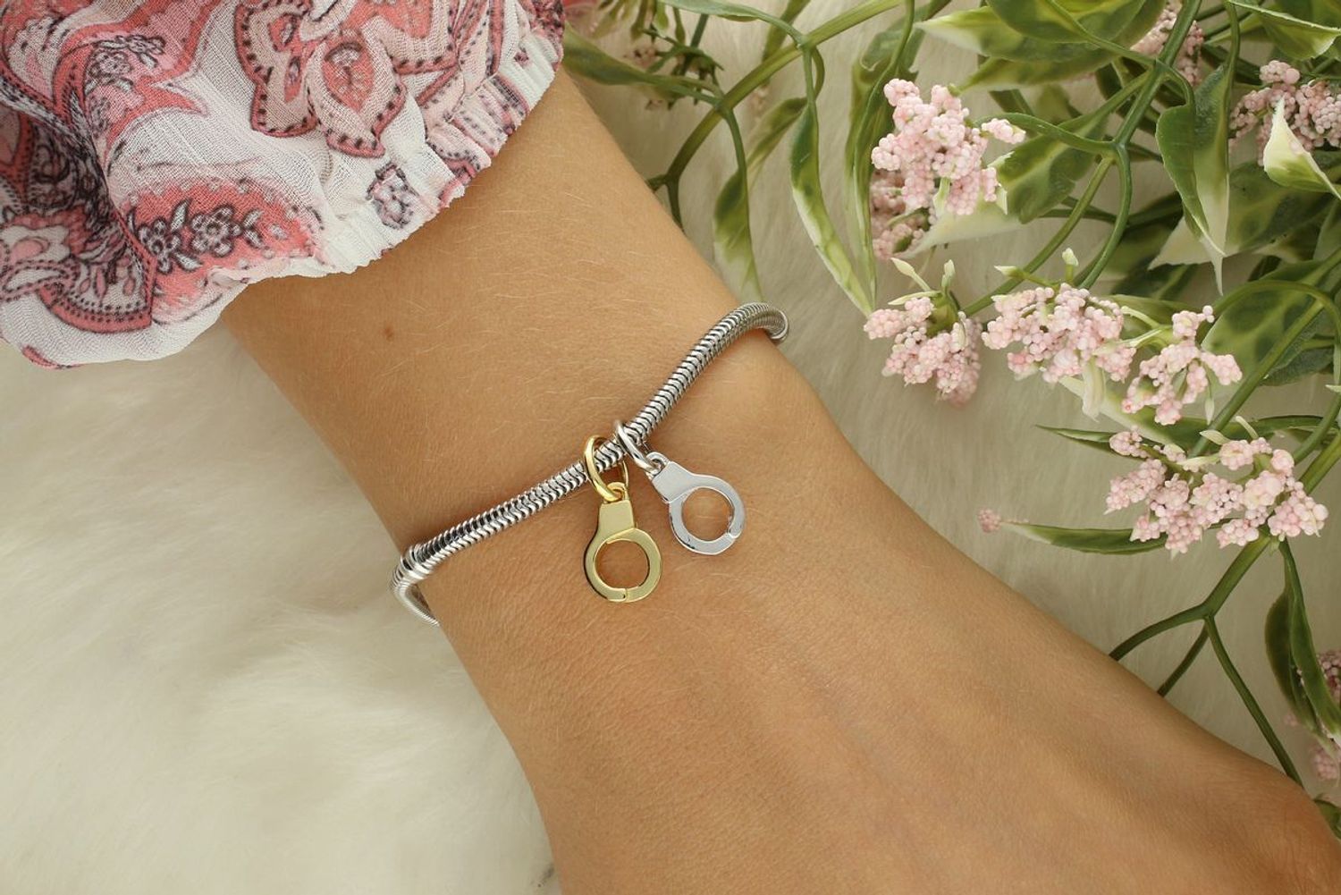 Charms kajdanki z grawerem „Partners in crime”, wykonany ze srebra próby 925 z elementami złoconymi. Idealny dla par lub przyjaciółek. Symbol lojalności i wspólnej przygody.1.jpg