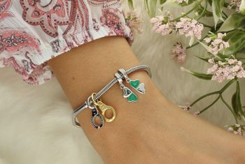 Charms kajdanki z grawerem „Partners in crime”, wykonany ze srebra próby 925 z elementami złoconymi. Idealny dla par lub przyjaciółek. Symbol lojalności i wspólnej przygody.4.jpg
