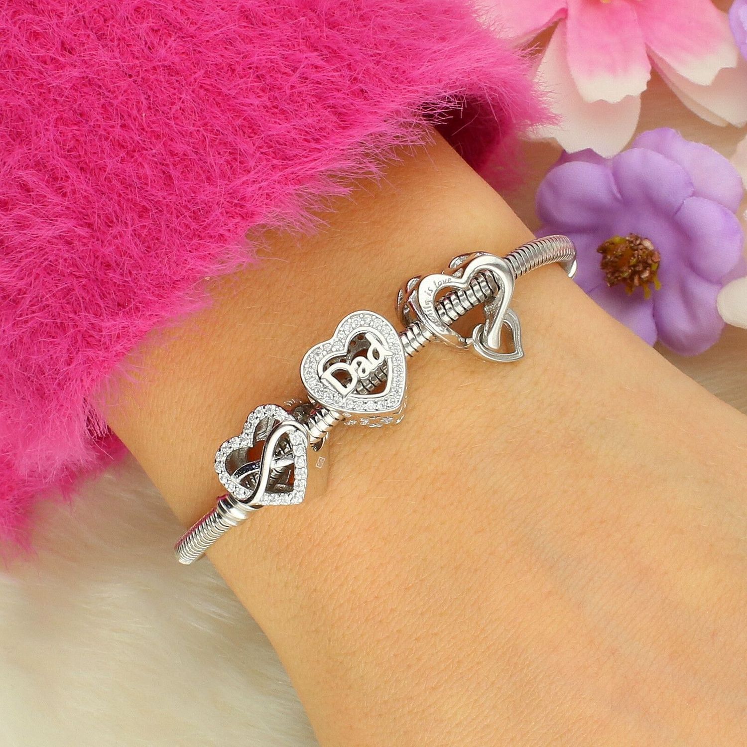 Charms srebrny próby 925 w kształcie serca z napisem „Dad Forever” i cyrkoniami. Elegancki, symboliczny dodatek do bransoletek modułowych, idealny na prezent dla taty.1.jpg