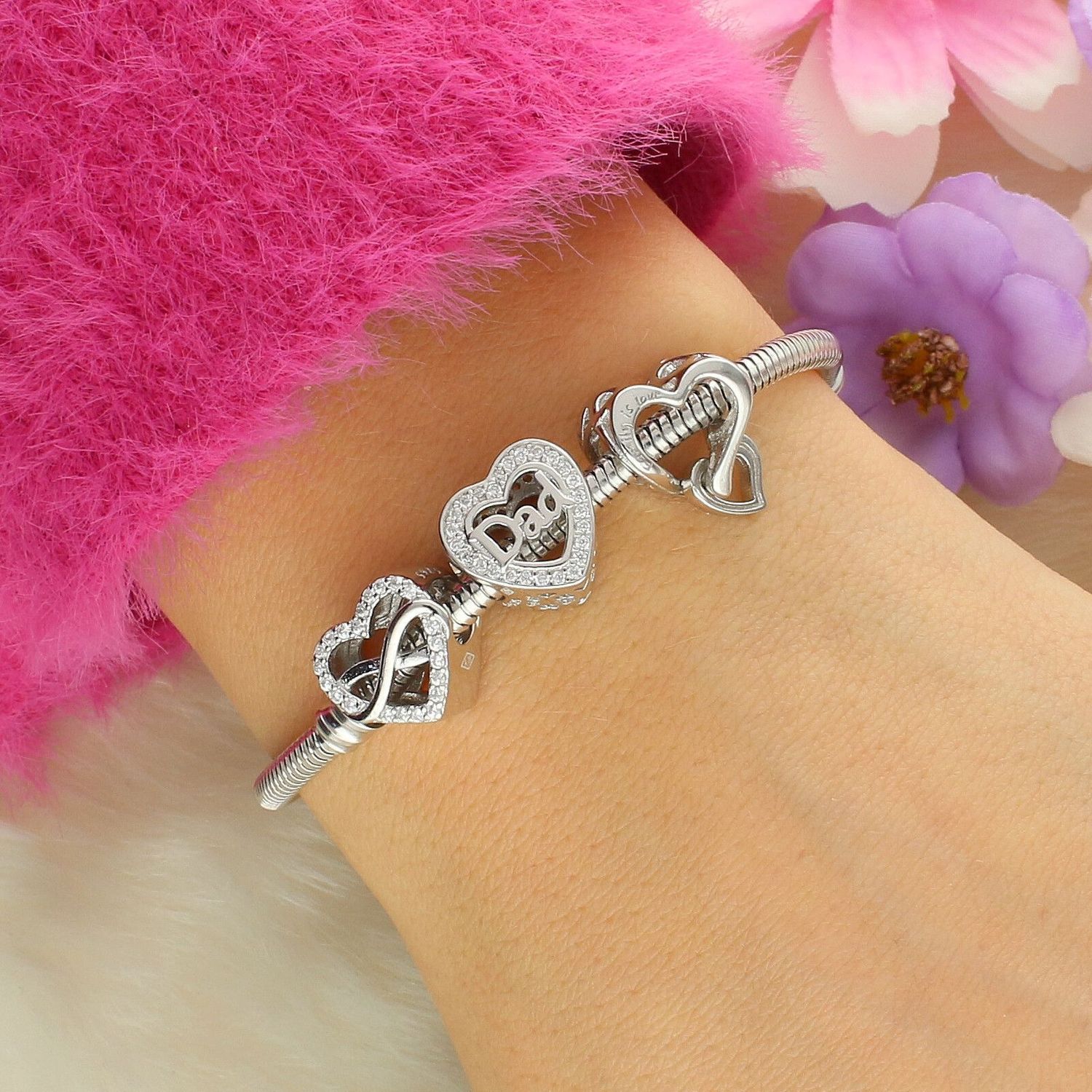 Charms srebrny próby 925 w kształcie serca z napisem „Dad Forever” i cyrkoniami. Elegancki, symboliczny dodatek do bransoletek modułowych, idealny na prezent dla taty.1.jpg