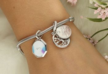 Odkryj dwustronny charms ze srebra próby Ag 925 – z symbolem nieskończoności i sercem. Masa perłowa w odcieniach bieli, różu i fioletu. Idealny do bransoletek typu Pandora.5.jpg