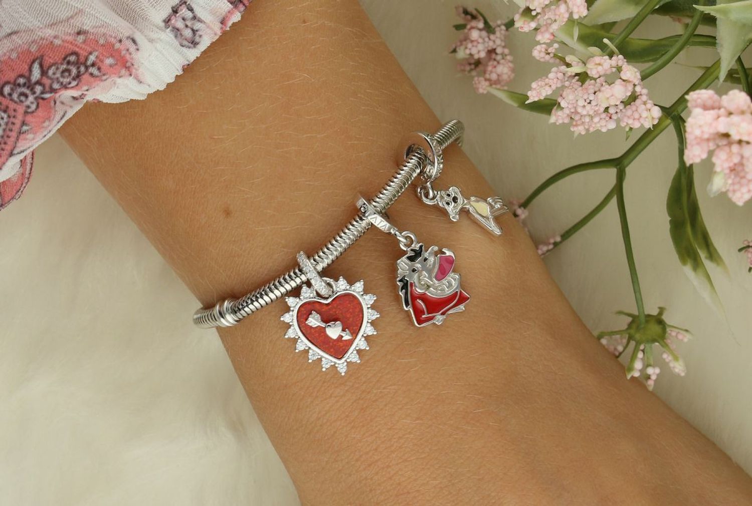 Romantyczny charms srebrny Ag 925 w kształcie serca z czerwonym wnętrzem, ruchomą strzałą i cyrkoniami. Grawer „Follow your heart”. Model DIA-CHA-IM0730525CH-925 – idealny na prezent!1.jpg