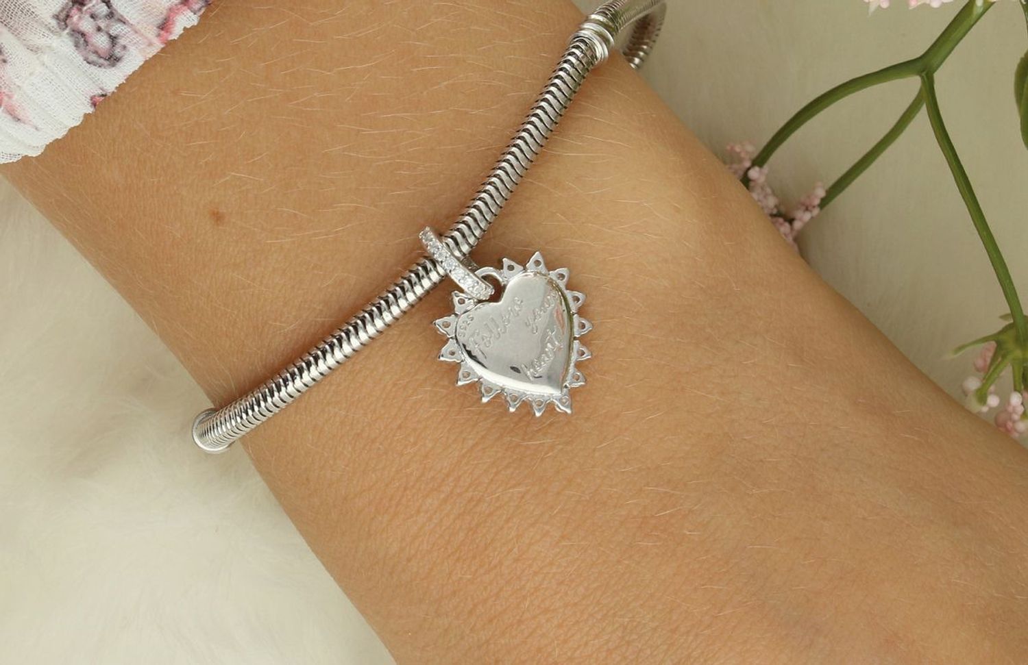 Romantyczny charms srebrny Ag 925 w kształcie serca z czerwonym wnętrzem, ruchomą strzałą i cyrkoniami. Grawer „Follow your heart”. Model DIA-CHA-IM0730525CH-925 – idealny na prezent!1.jpg