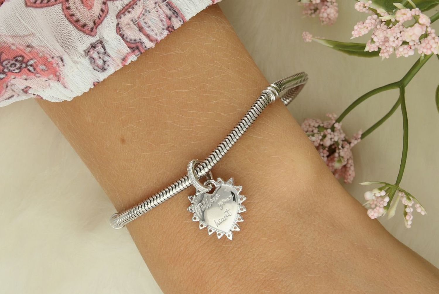 Romantyczny charms srebrny Ag 925 w kształcie serca z czerwonym wnętrzem, ruchomą strzałą i cyrkoniami. Grawer „Follow your heart”. Model DIA-CHA-IM0730525CH-925 – idealny na prezent!1.jpg