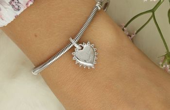 Romantyczny charms srebrny Ag 925 w kształcie serca z czerwonym wnętrzem, ruchomą strzałą i cyrkoniami. Grawer „Follow your heart”. Model DIA-CHA-IM0730525CH-925 – idealny na prezent!4.jpg