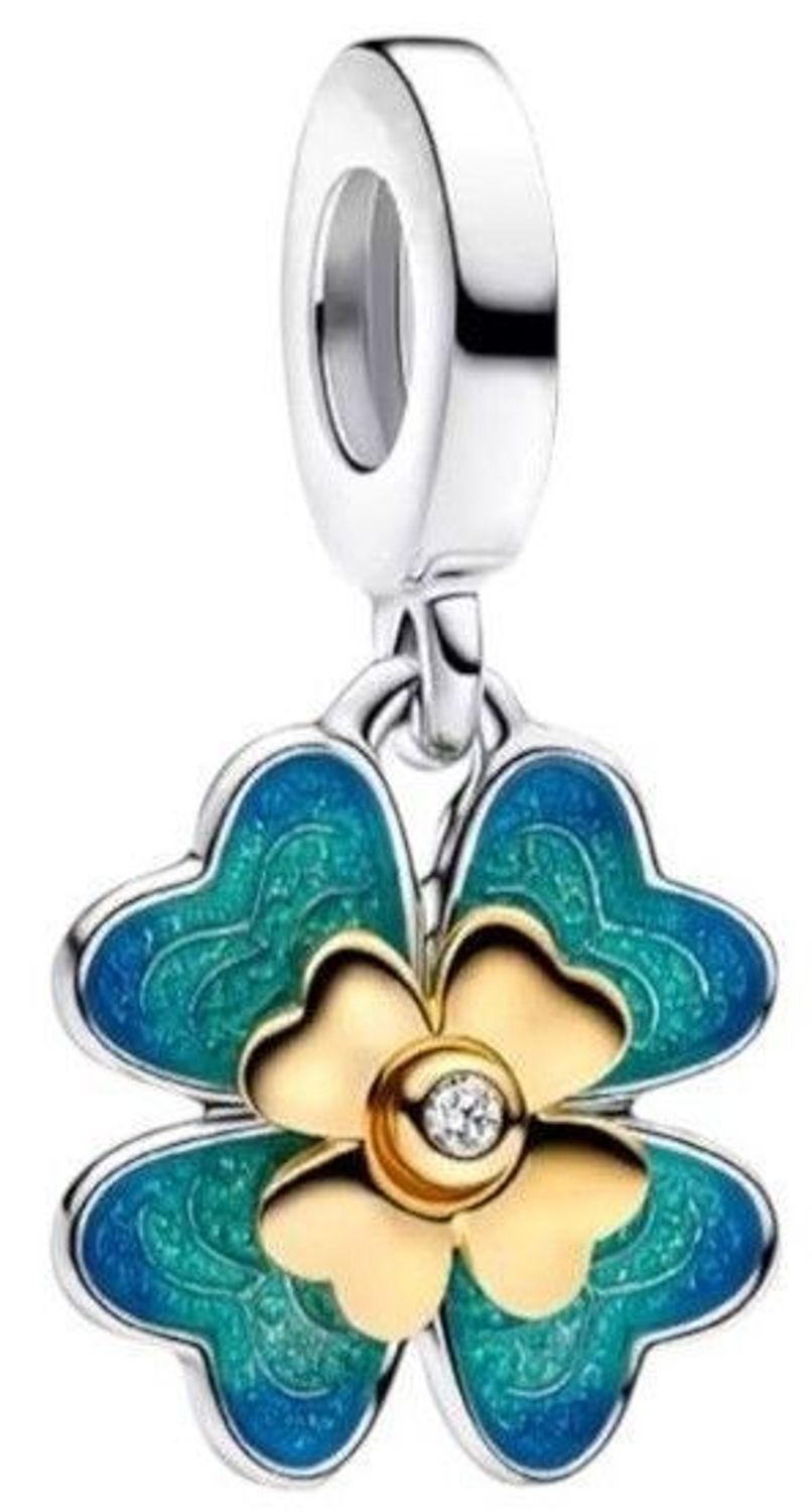 Srebrny charms 925 w kształcie czterolistnej koniczyny z błękitno-zieloną emalią, złoconym środkiem i białą cyrkonią. Symbol szczęścia – idealny na prezent! Model DIA-CHA-IM0740525CH-925.1.jpg