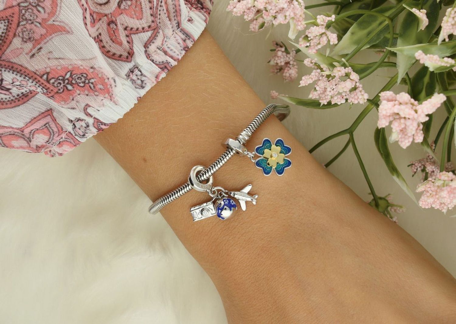 Srebrny charms 925 w kształcie czterolistnej koniczyny z błękitno-zieloną emalią, złoconym środkiem i białą cyrkonią. Symbol szczęścia – idealny na prezent! Model DIA-CHA-IM0740525CH-925.1.jpg