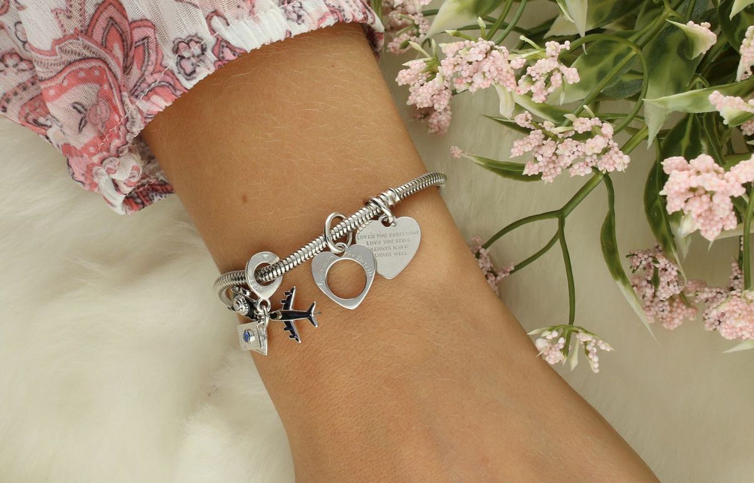 Romantyczny charms w kształcie podwójnego serca z grawerem „Loved you then…” i „Love is in the details”. Pozłacane srebro Ag 925. Idealny prezent dla ukochanej osoby.1.webp