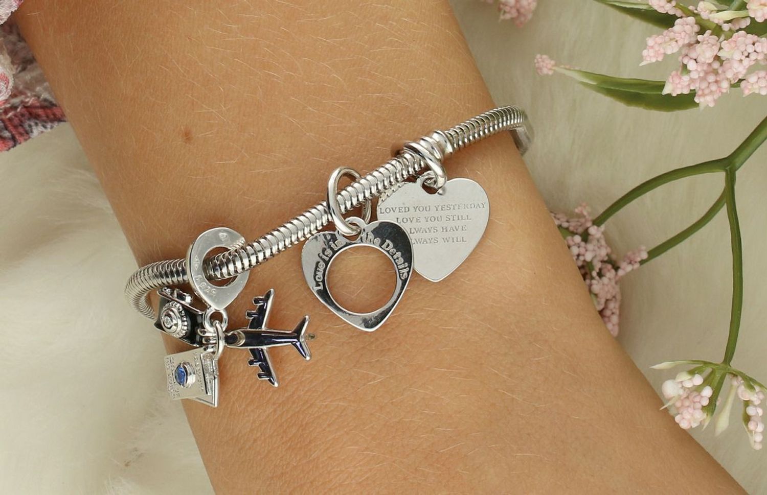 Romantyczny charms w kształcie podwójnego serca z grawerem „Loved you then…” i „Love is in the details”. Pozłacane srebro Ag 925. Idealny prezent dla ukochanej osoby.1.webp