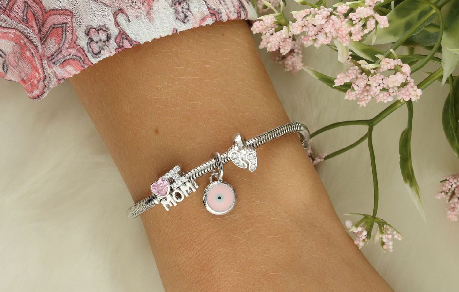 Pozłacany charms srebrny 925 z motywem oka ochronnego w kolorach różowym, błękitnym i czarnym. Symbol talizmanu przeciw złemu urokowi. Model DIA-CHA-IM0770525CH-925 – idealny dodatek i amulet w 1.jpg