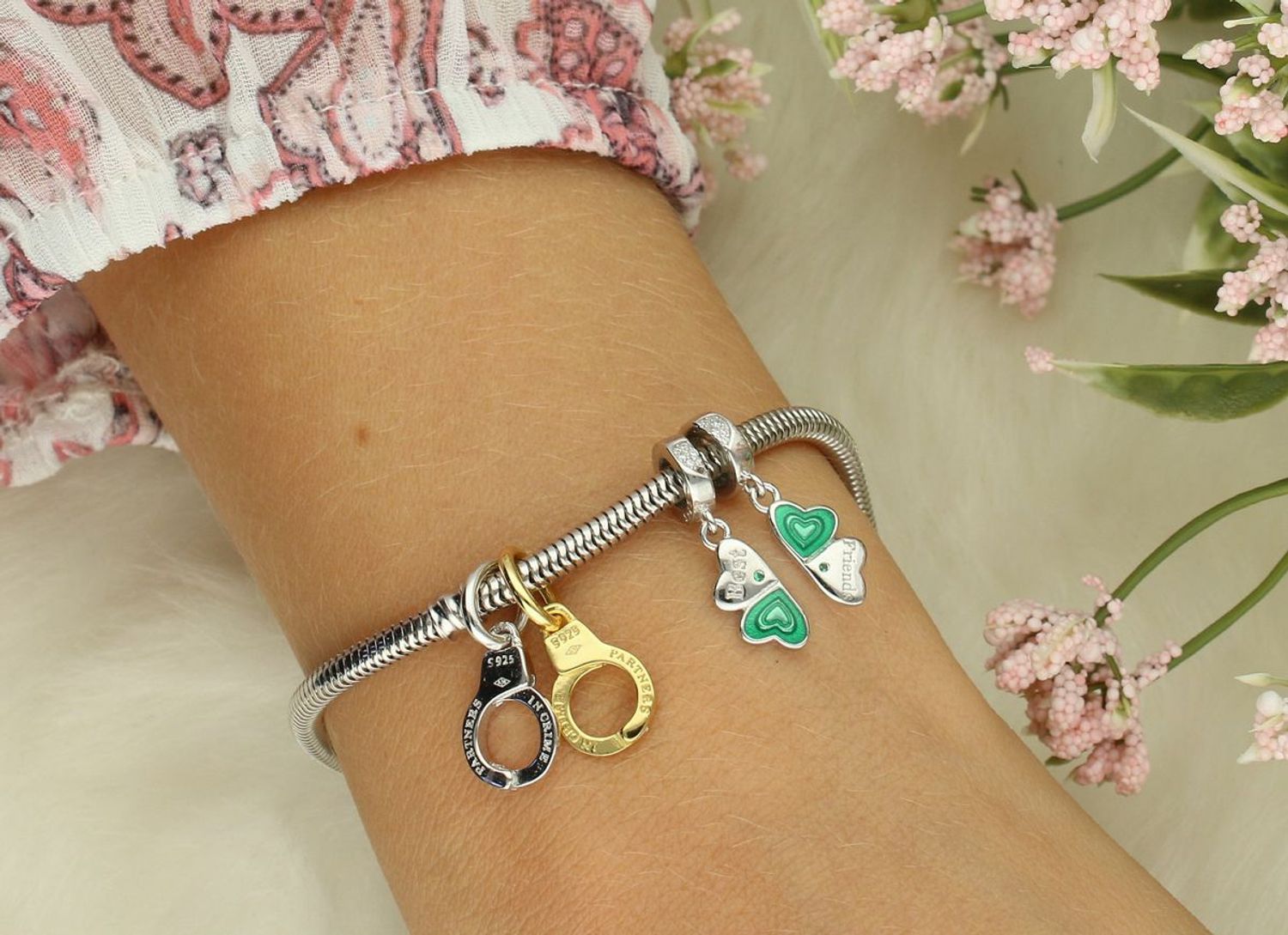 Podwójny charms srebrny 925 w kształcie czterolistnej koniczyny z zieloną emalią i sercem z cyrkonii. Napis Best Friends – idealny prezent dla bliskiej osoby. Model DIA-CHA-IM0810525CH-925.2.jpg