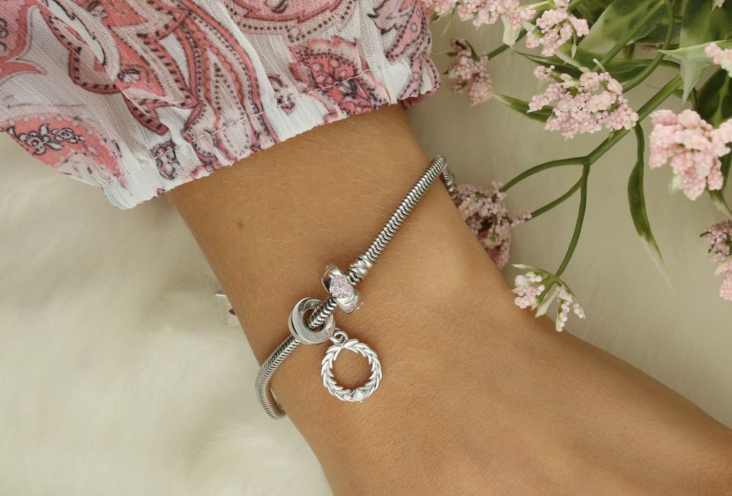 Charms srebrny „Wieniec laurowy” – symbol zwycięstwa i siły  Srebro rodowane Ag 925 z cyrkonią1.jpg