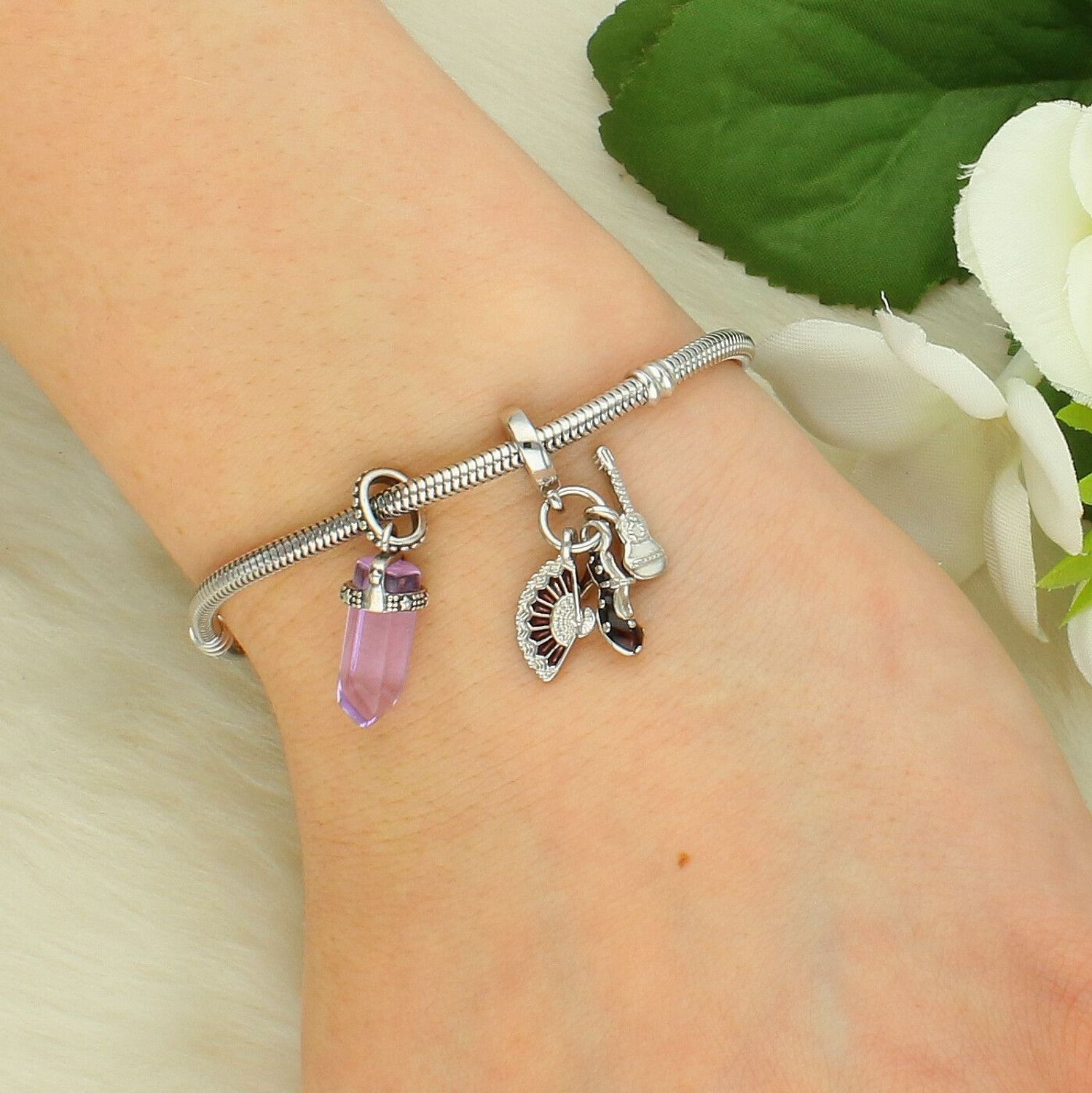 Charms Moments srebrny 925 zawieszki but gitara wachlarz DIA-CHA-IM0850623CH-925. Charms do bransoletki typu Pandora. Charms do bransoletki modułowej. Charms z zawieszkami. Charms gitara. Charms do bransoletki na prezent..jpg