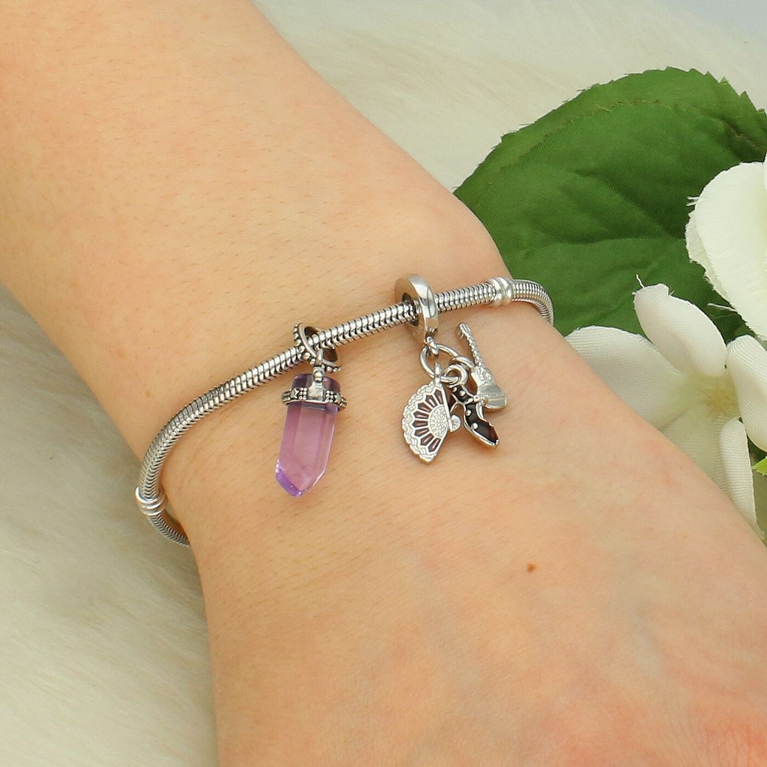 Charms Moments srebrny 925 zawieszki but gitara wachlarz DIA-CHA-IM0850623CH-925. Charms do bransoletki typu Pandora. Charms do bransoletki modułowej. Charms z zawieszkami. Charms gitara. Charms do bransoletki na prezent..jpg