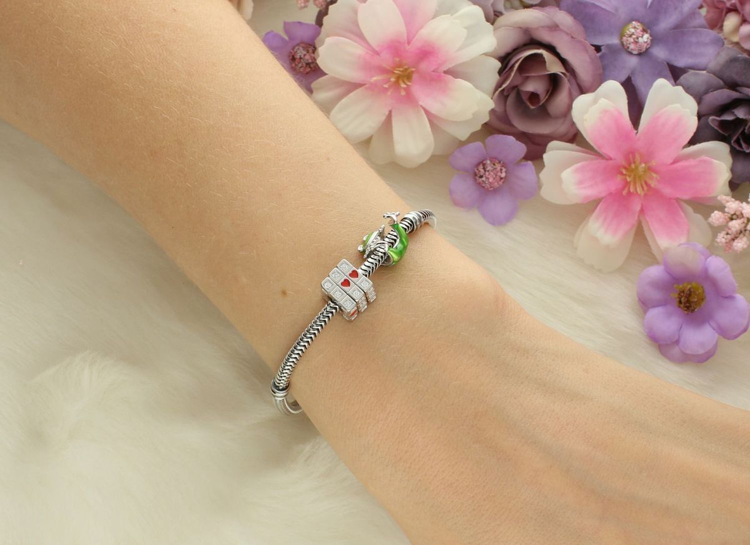 Wyjątkowa zawieszka charms w kształcie kostki Rubika z napisem „LOVE”. Srebro rodowane Ag 925, białe cyrkonie, czerwone serduszko. Idealna na prezent!1.jpg