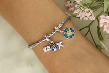 Srebrny charms 925 w kształcie czterolistnej koniczyny z błękitno-zieloną emalią, złoconym środkiem i białą cyrkonią. Symbol szczęścia – idealny na prezent! Model DIA-CHA-IM0740525CH-925.22.jpg
