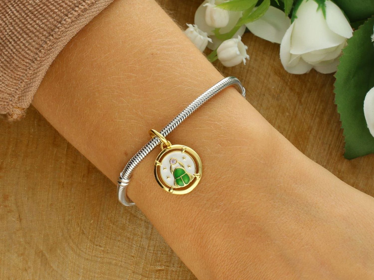 Charms srebrny pozłacany 925 Skarabeusz IM2450425CH z emalią i różową cyrkonią. Symbol ochrony i siły, ozdoba do bransoletek modułowych. Wymiary 15,2 × 23,3 mm, waga ok. 2,2 g.11.jpg