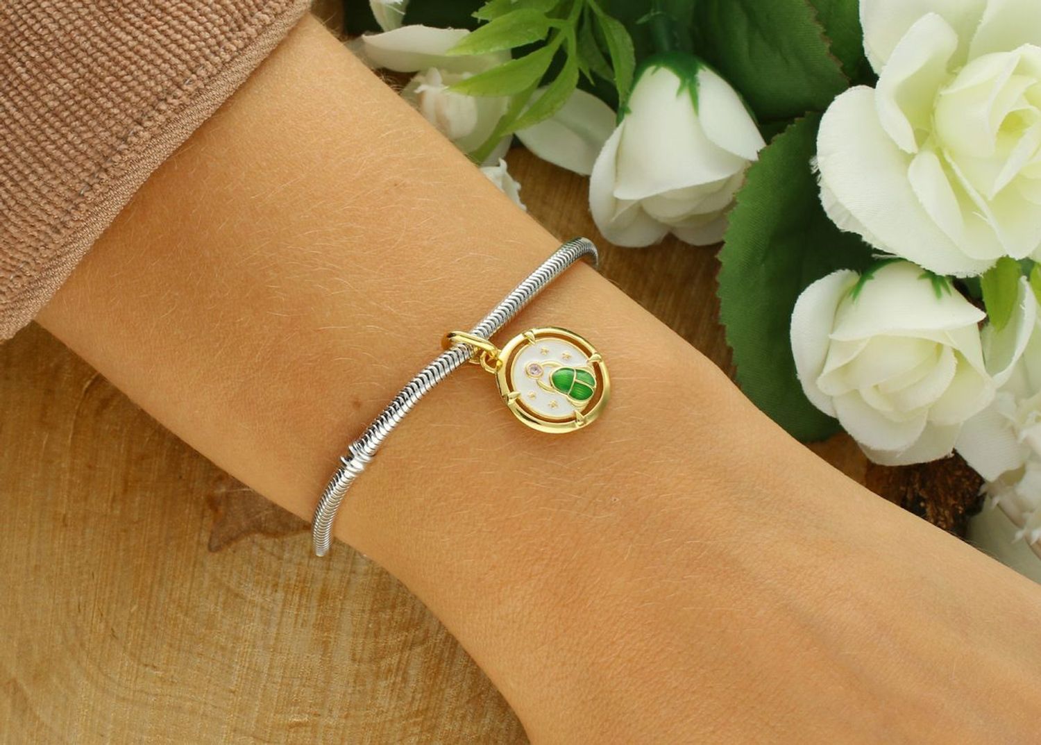 Charms srebrny pozłacany 925 Skarabeusz IM2450425CH z emalią i różową cyrkonią. Symbol ochrony i siły, ozdoba do bransoletek modułowych. Wymiary 15,2 × 23,3 mm, waga ok. 2,2 g.11.jpg