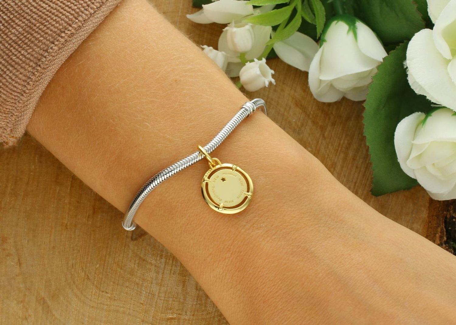 Charms srebrny pozłacany 925 Skarabeusz IM2450425CH z emalią i różową cyrkonią. Symbol ochrony i siły, ozdoba do bransoletek modułowych. Wymiary 15,2 × 23,3 mm, waga ok. 2,2 g.11.jpg