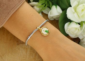 Charms srebrny pozłacany 925 – Skarabeusz z emalią i cyrkoniami IM2450425CH ręka.jpg