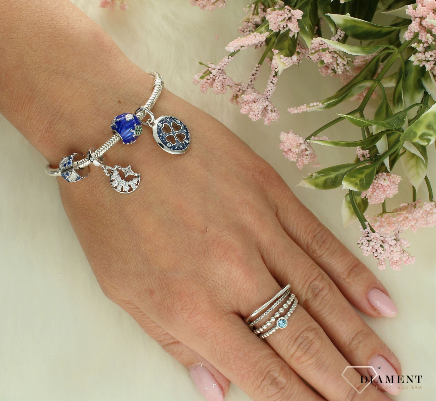 Charms Moments srebrny 925 półksiężyc z cyrkoniami DIA-CHA-IM2730224CH-925. Srebrna zawieszka do bransoletki. Zawieszka charms do bransoletki modułowej. Charms srebrny półksiężyc. Srebrny charms do bransoletki typu Pandora. Srebrne charms na pr.jpg