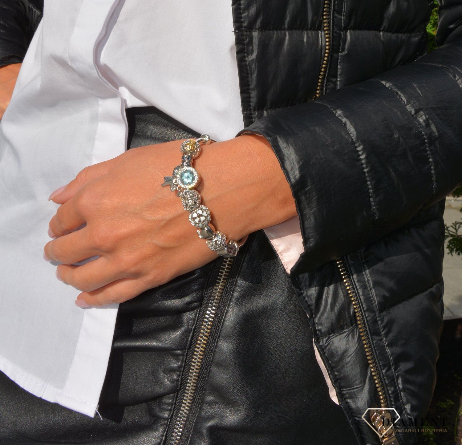 Charms Moments 'Kuleczka z napisem Love złotym' DIA-CHA-SY049-925 ✅ Charms w okrągłym kształcie ze złotym napisem Love i serduszkami. ✅v.jpg