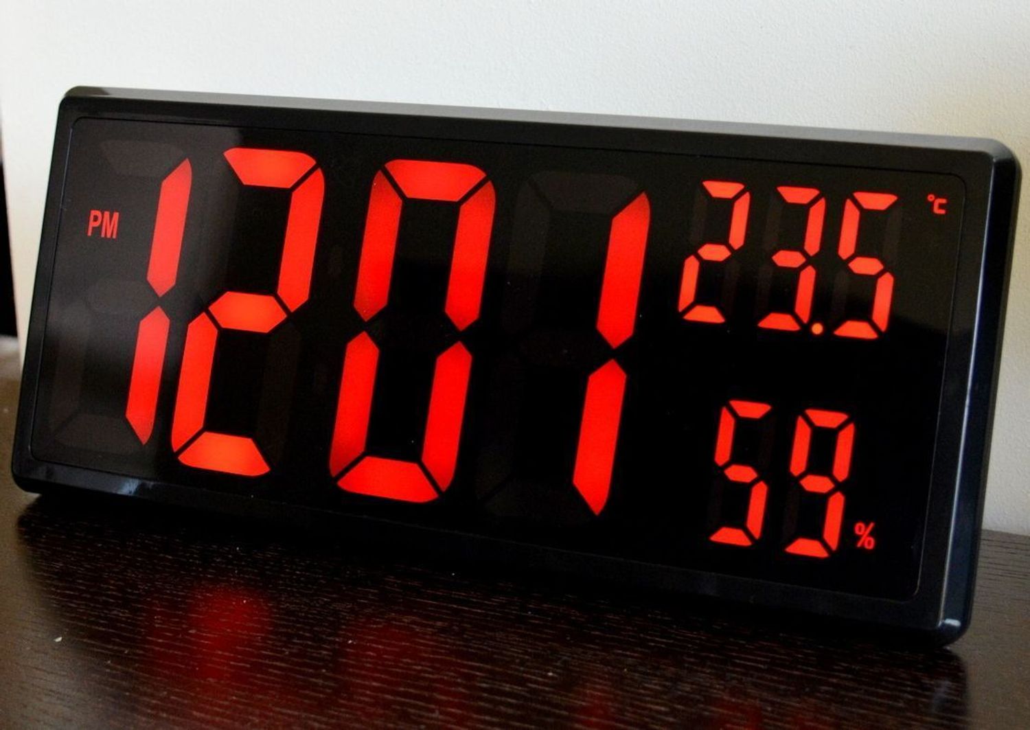 Zegar cyfrowy LCD JVD termometrem i higrometrem Czerwone cyfry DH308.1.jpg