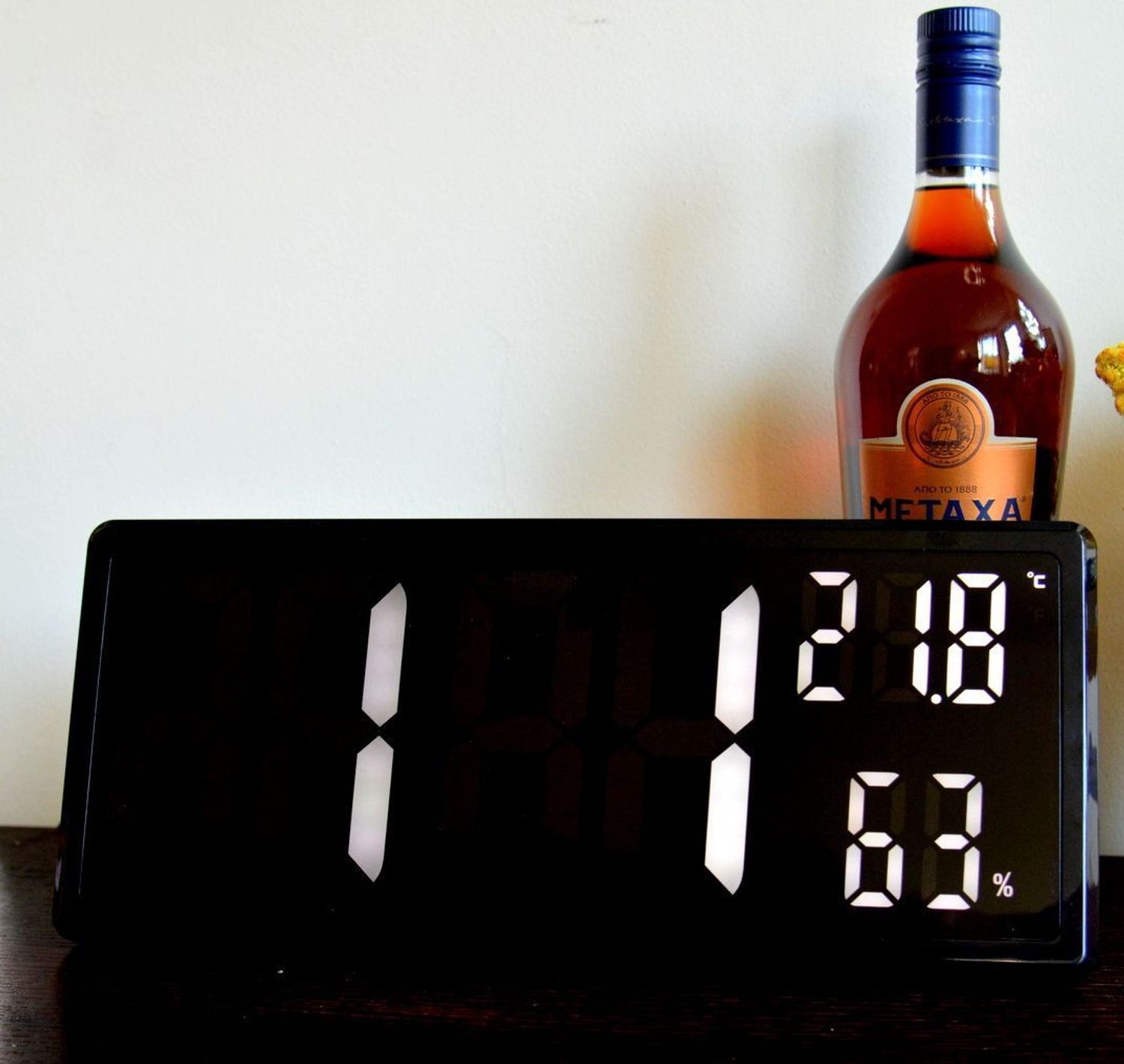 Zegar cyfrowy LCD JVD termometrem i higrometrem Białe cyfry DH308.3.jpg