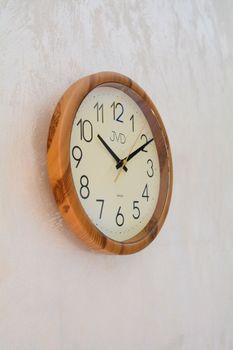 Zegar ścienny JVD H608.2 z cichym mechanizmem, elegancka imitacja drewna, idealny do salonu, biura czy sypialni. Cichy i stylowy zegar ścienny JVD (1).JPG