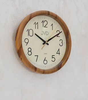 Zegar ścienny JVD H608.2 z cichym mechanizmem, elegancka imitacja drewna, idealny do salonu, biura czy sypialni. Cichy i stylowy zegar ścienny JVD (4).JPG