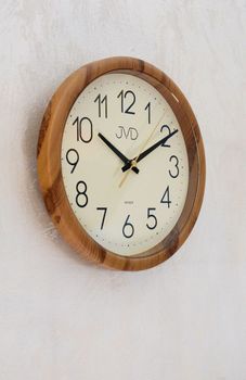 Zegar ścienny JVD H608.2 z cichym mechanizmem, elegancka imitacja drewna, idealny do salonu, biura czy sypialni. Cichy i stylowy zegar ścienny JVD (5).JPG