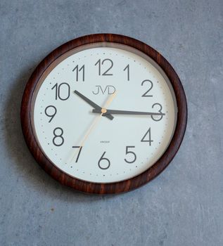 Zegar ścienny JVD H608.3 z ciemnobrązową obudową imitującą drewno, cichym mechanizmem kwarcowym i płynnym sekundnikiem. Stylowy i uniwersalny zegar do salonu, kuchni lub gabinetu (1).JPG