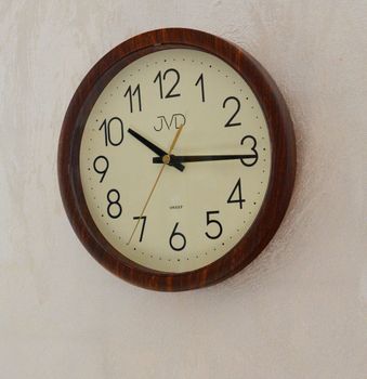 Zegar ścienny JVD H608.3 z ciemnobrązową obudową imitującą drewno, cichym mechanizmem kwarcowym i płynnym sekundnikiem. Stylowy i uniwersalny zegar do salonu, kuchni lub gabinetu (2).JPG
