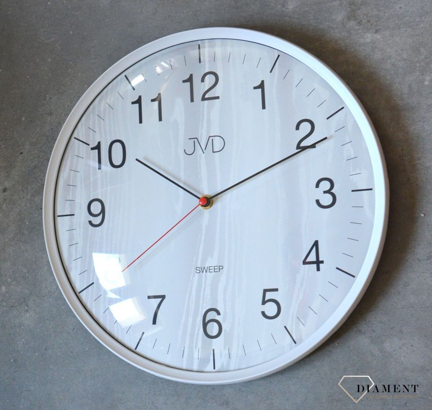 Zegar ścienny JVD HA17.1 wyposażony jest w kwarcowy mechanizm, zasilany za pomocą baterii. Posiada bardzo wysoką dokładność mierzenia czasu +- 10 sekund w przeciągu 30 dni..jpg