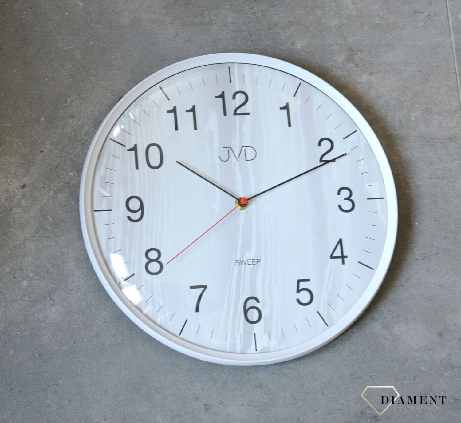 Zegar ścienny JVD HA17.1 wyposażony jest w kwarcowy mechanizm, zasilany za pomocą baterii. Posiada bardzo wysoką dokładność mierzenia czasu +- 10 sekund w przeciągu 30 dni..jpg