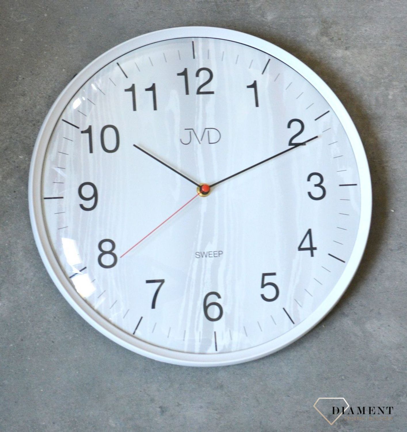 Zegar ścienny JVD HA17.1 wyposażony jest w kwarcowy mechanizm, zasilany za pomocą baterii. Posiada bardzo wysoką dokładność mierzenia czasu +- 10 sekund w przeciągu 30 dni..jpg