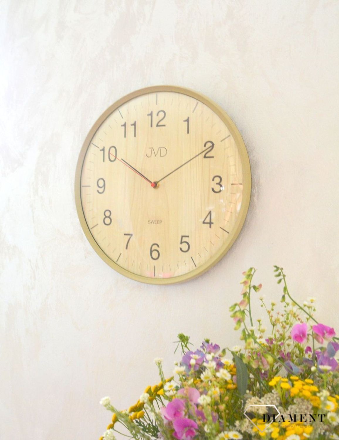 Zegar ścienny JVD HA17.2 wyposażony jest w kwarcowy mechanizm, zasilany za pomocą baterii. Posiada bardzo wysoką dokładność mierzenia czasu +- 10 sekund w przeciągu 30 dni..jpg