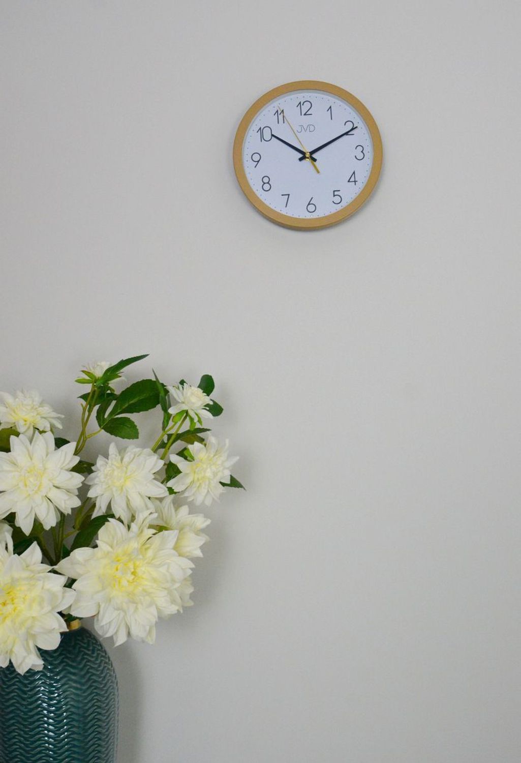 Zegar ścienny JVD HA229.1 – imitacja jasnego drewna, 20 cm, cichy mechanizm, podświetlenie, czujnik światła (2).jpg