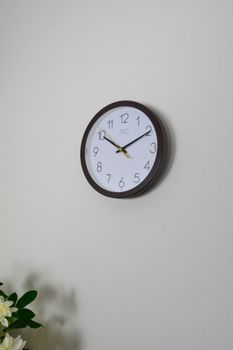 Zegar ścienny JVD HA229.2 – imitacja ciemnego drewna, 20 cm, cichy mechanizm, podświetlenie, czujnik światła, zegar z podświetleniem  (2).JPG