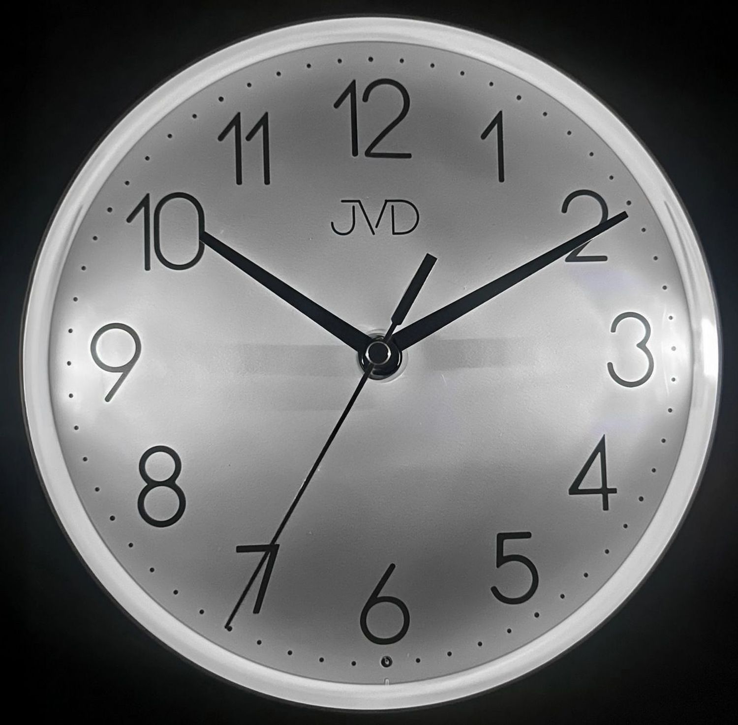 Zegar ścienny JVD HA229.2 – imitacja ciemnego drewna, 20 cm, cichy mechanizm, podświetlenie, czujnik światła (2).jpg