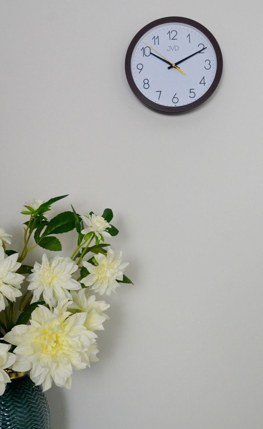 Zegar ścienny JVD HA229.2 – imitacja ciemnego drewna, 20 cm, cichy mechanizm, podświetlenie, czujnik światła (2).jpg