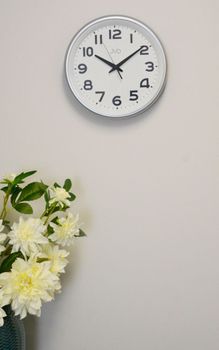 Zegar ścienny JVD HA243 srebrny 30 cm – cichy, z podświetleniem i czujnikiem światła, zegar podświetlany (1).JPG
