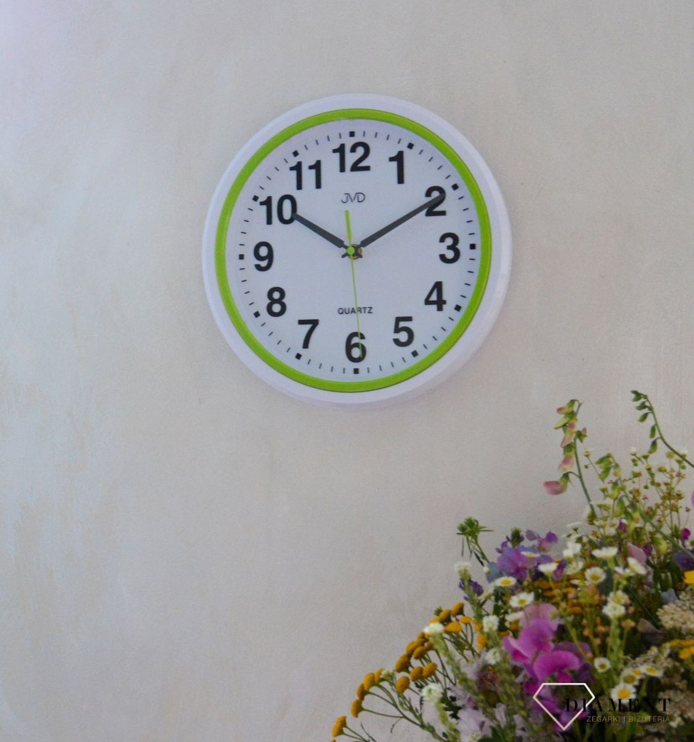 Zegar ścienny biały JVD 28 cm HA41.3.  Nowoczesny zegar w białym kolorze z zielonymi dodatkami. Zegary do nowoczesnego wnętrza (1).JPG
