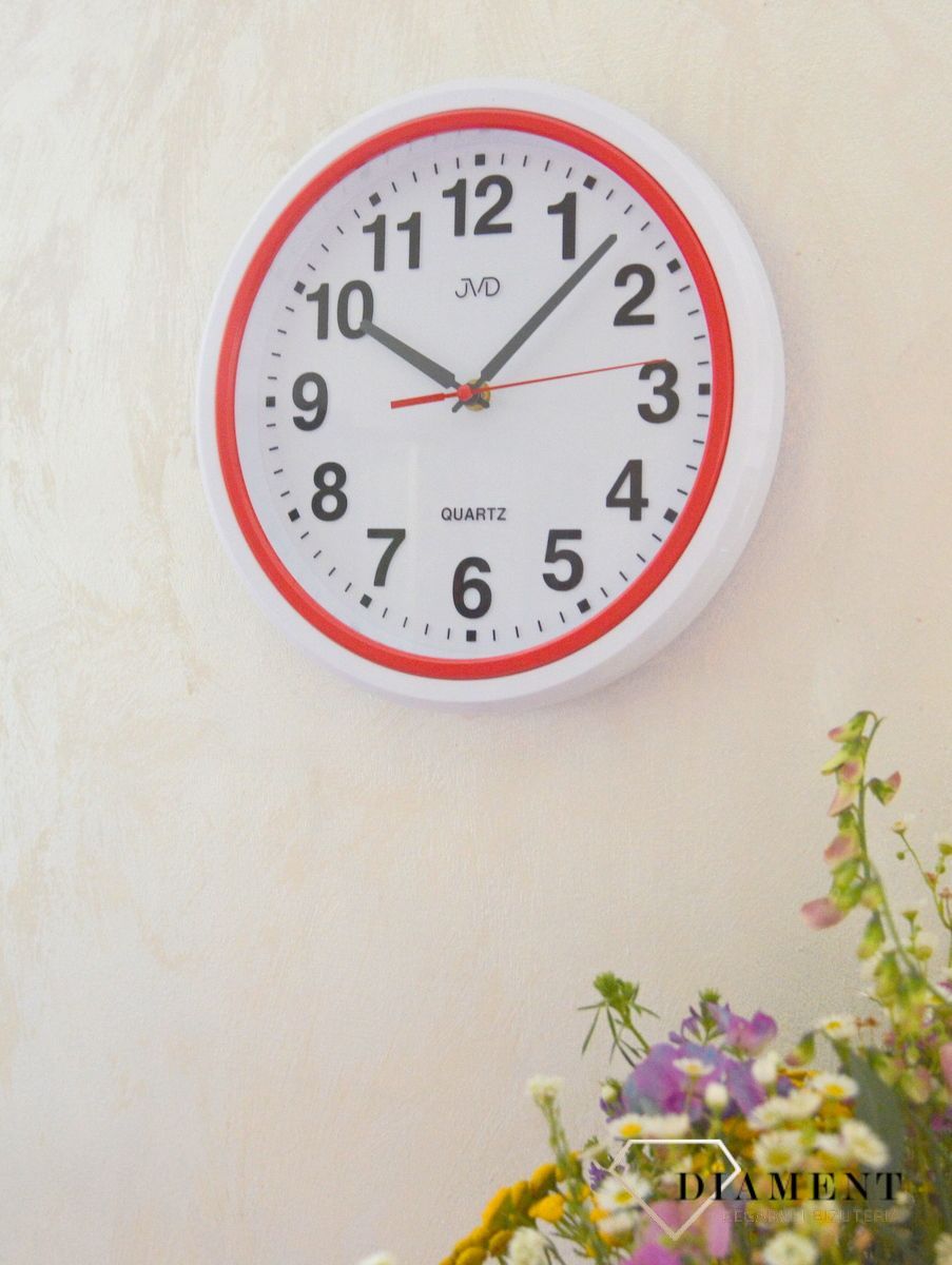 Ścienny zegar JVD HA41.4 wyposażony jest w kwarcowy mechanizm, zasilany za pomocą baterii. Posiada bardzo wysoką dokładność mierzenia czasu +- 10 sekund w przeciągu 30 dni..jpg