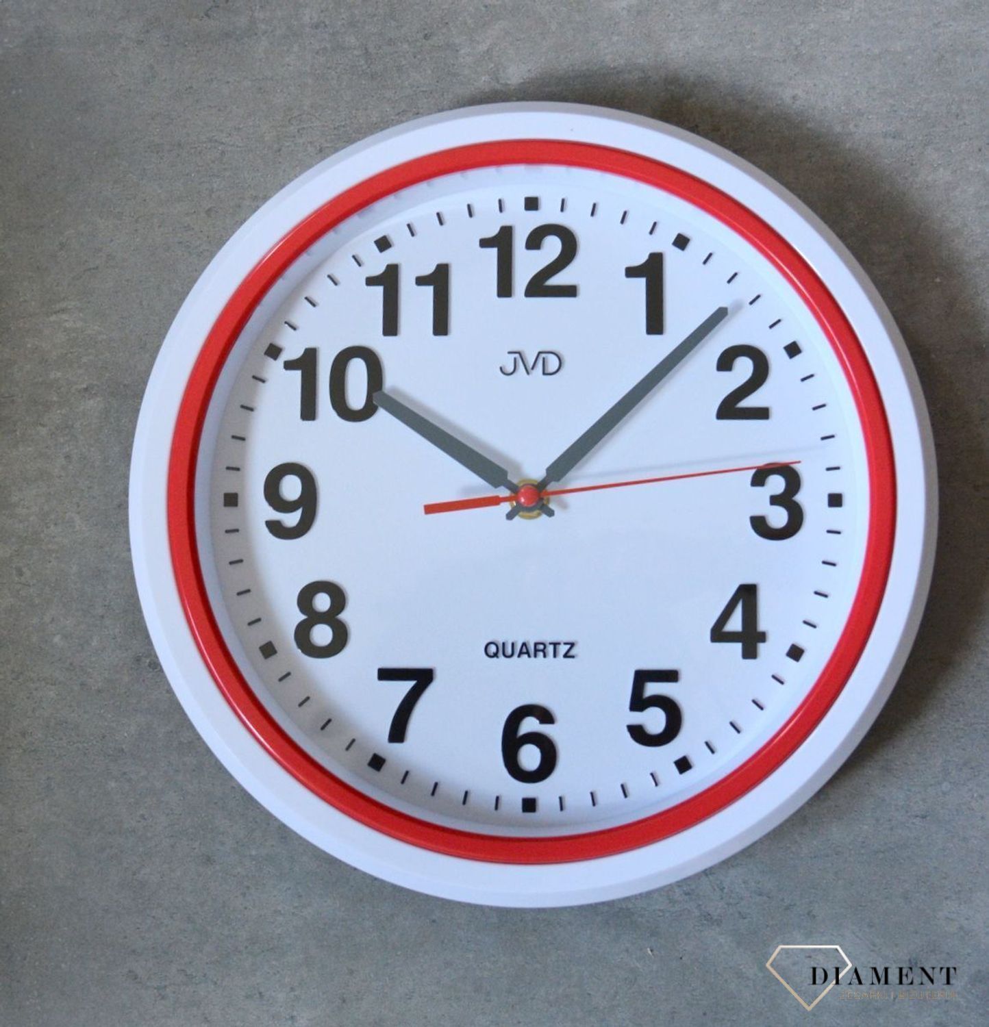 Ścienny zegar JVD HA41.4 wyposażony jest w kwarcowy mechanizm, zasilany za pomocą baterii. Posiada bardzo wysoką dokładność mierzenia czasu +- 10 sekund w przeciągu 30 dni..jpg