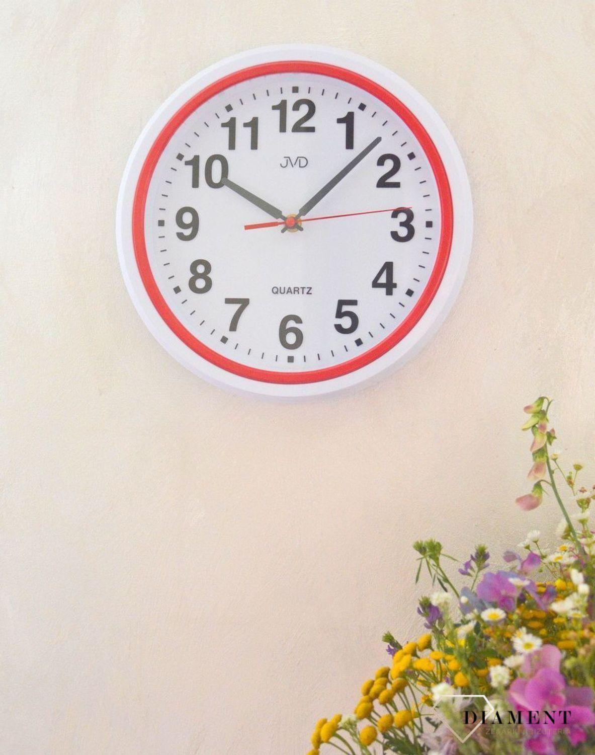 Ścienny zegar JVD HA41.4 wyposażony jest w kwarcowy mechanizm, zasilany za pomocą baterii. Posiada bardzo wysoką dokładność mierzenia czasu +- 10 sekund w przeciągu 30 dni..jpg