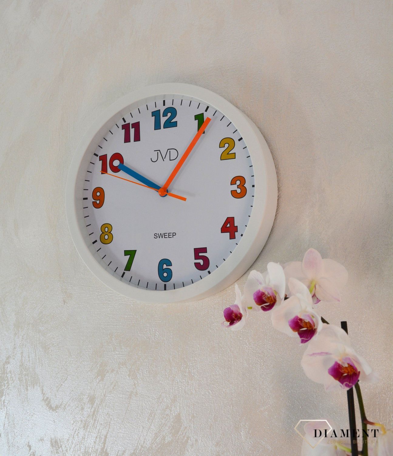 Zegar ścienny dla dziecka biały JVD to bardzo czytelny zegar na ścianę do pokoju dziecięcego który ułatwi naukę godzin maluchowi oraz starszakom..jpg