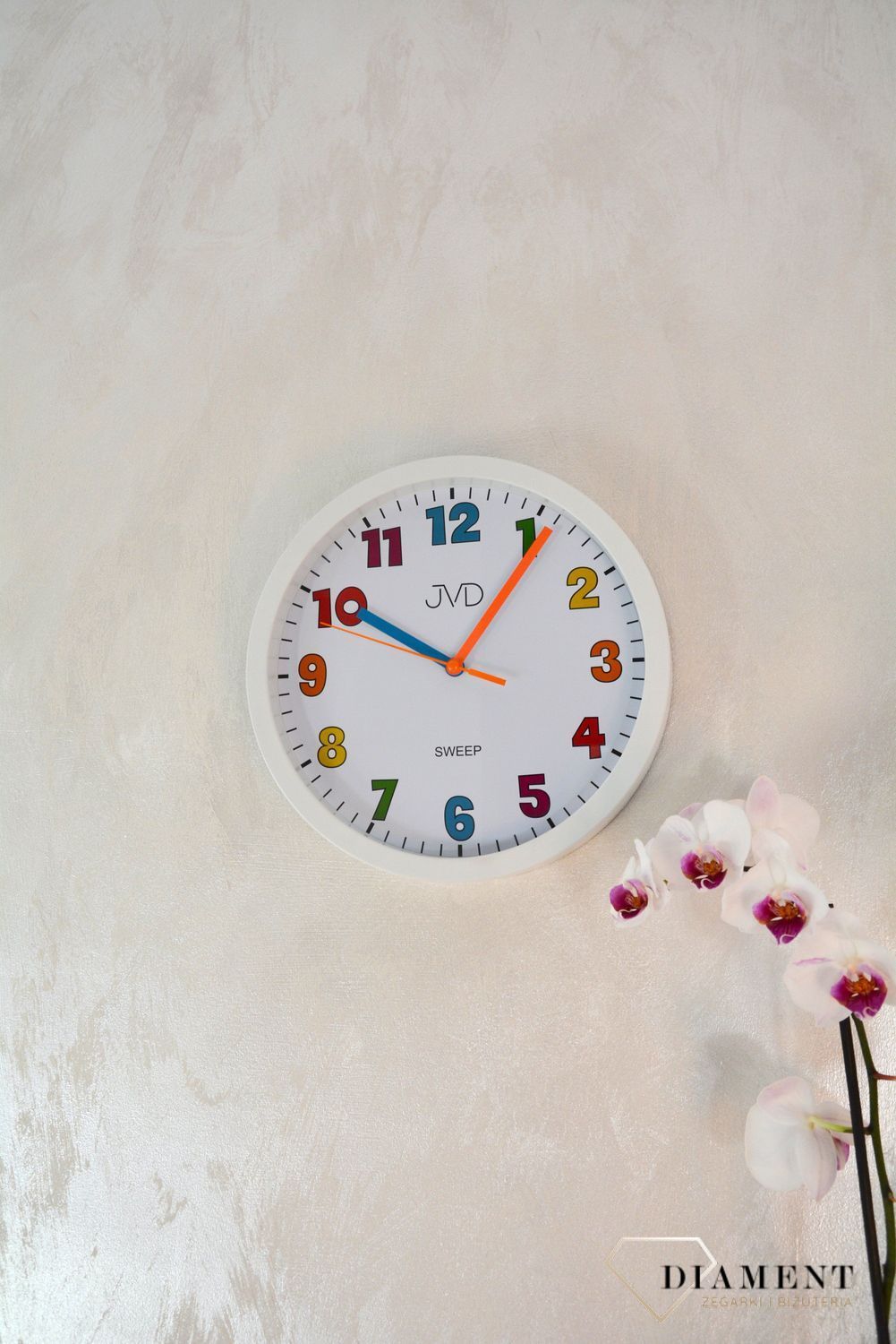 Zegar ścienny dla dziecka biały JVD to bardzo czytelny zegar na ścianę do pokoju dziecięcego który ułatwi naukę godzin maluchowi oraz starszakom..jpg